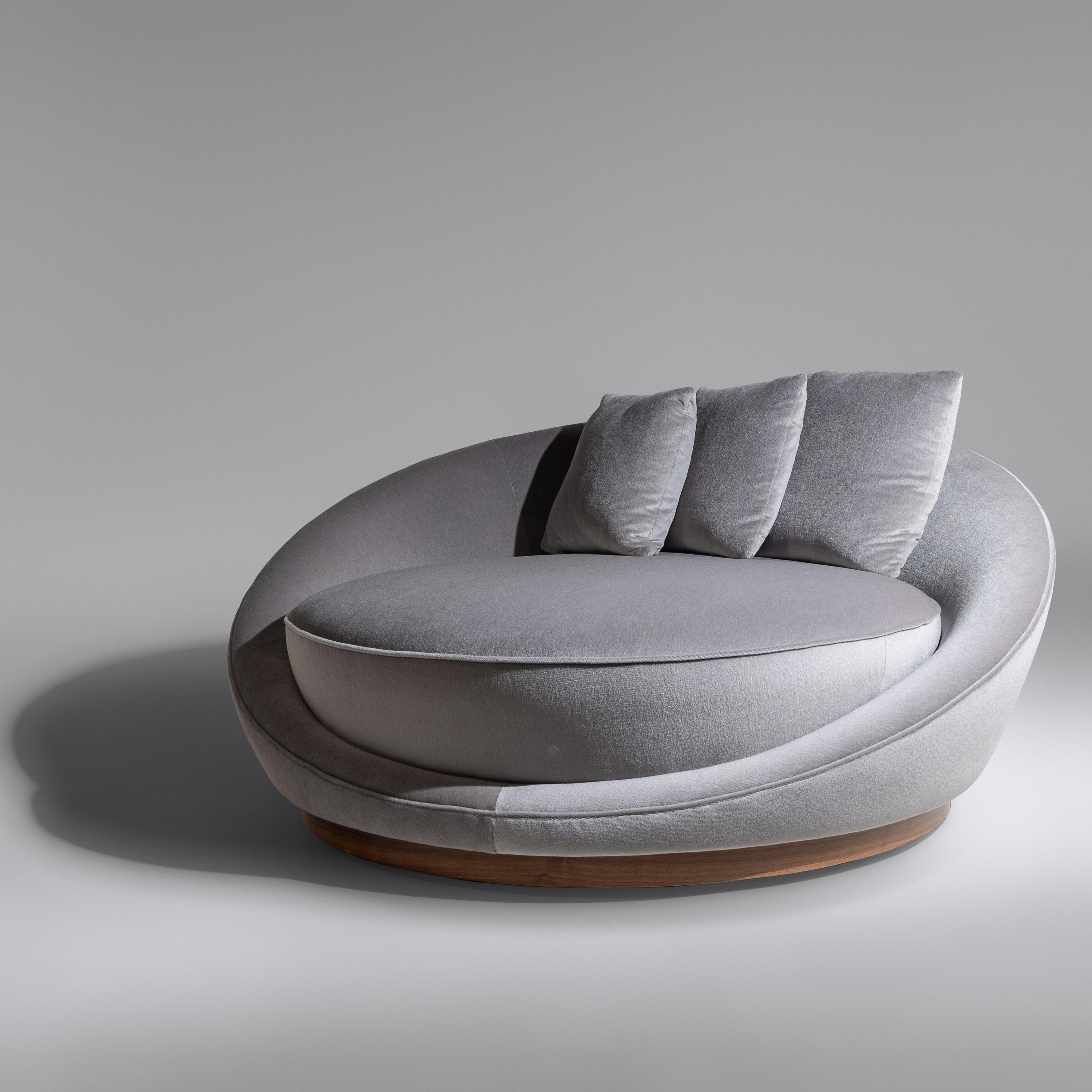 Satellite chaise