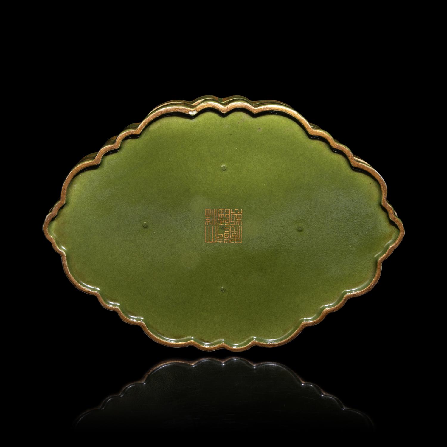 A Chinese Gilt Decorated 'Tea Dust' Glazed Lobed Box and Cover, Qianlong Mark 乾隆款 茶葉末地描金團壽紋海棠式蓋盒