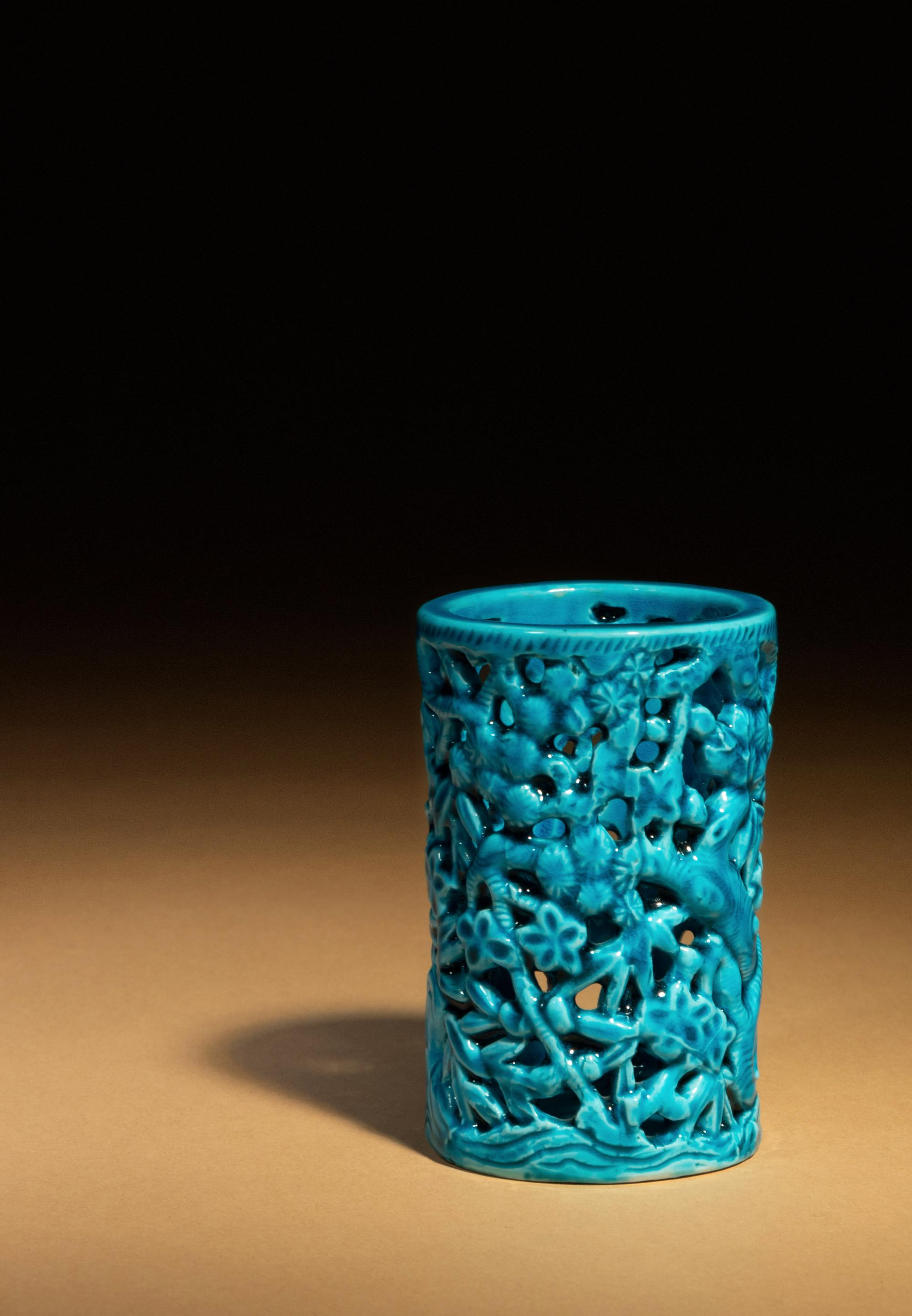 A Turquoise Glazed Porcelain Brushpot, Bitong