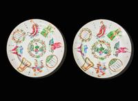 A pair of Chinese famille rose "Wushuangpu" plates, 19th century 無雙譜盤一對 十九世紀