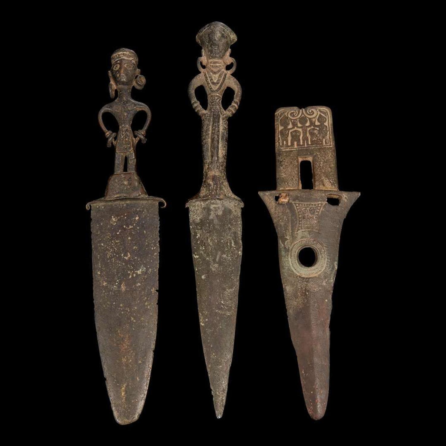 Two Vietnamese bronze figural daggers and a halberd head 越南青銅匕首兩把及一戟首 The daggers Dong Son Culture, circa 500 BC ??????? ????500?