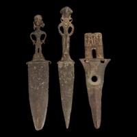 Two Vietnamese bronze figural daggers and a halberd head 越南青銅匕首兩把及一戟首 The daggers Dong Son Culture, circa 500 BC ??????? ????500?