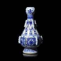An Unusual Chinese Ming Style Blue and White Porcelain 'Garlic-Bulb' Necked Vase, 18th/Early 19th Century 清中期 明式青花蒜頭瓶