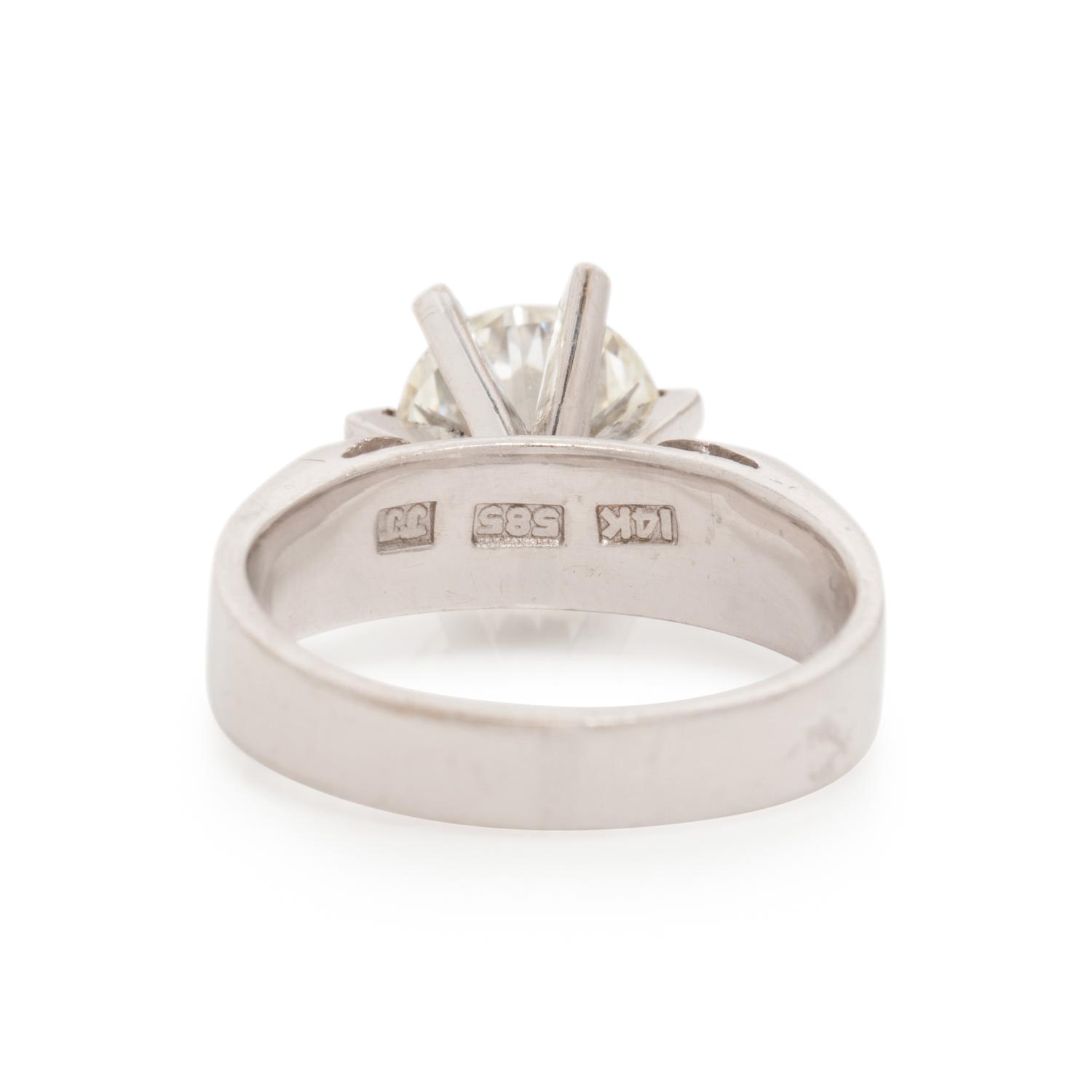 WHITE GOLD AND DIAMOND RING