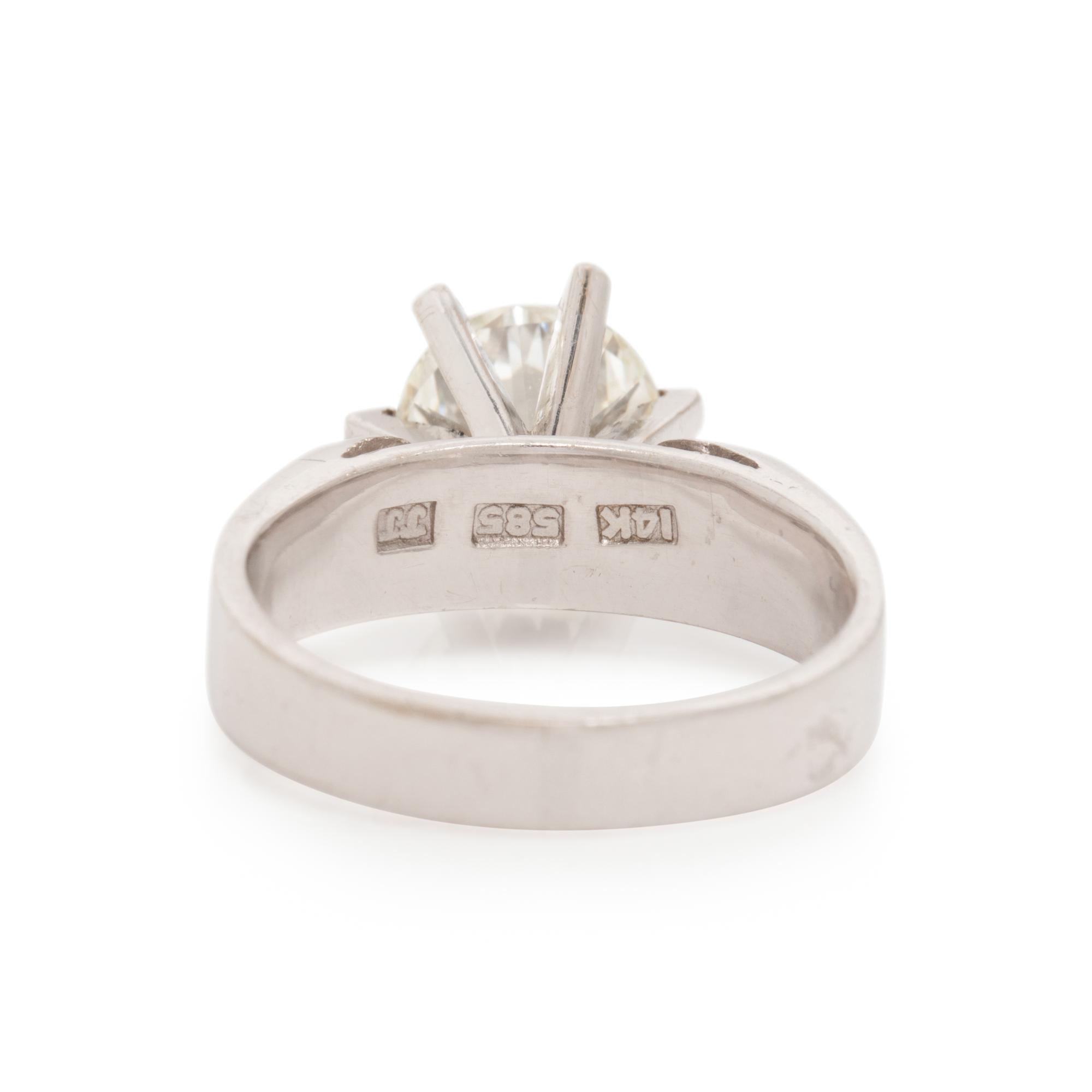 WHITE GOLD AND DIAMOND RING
