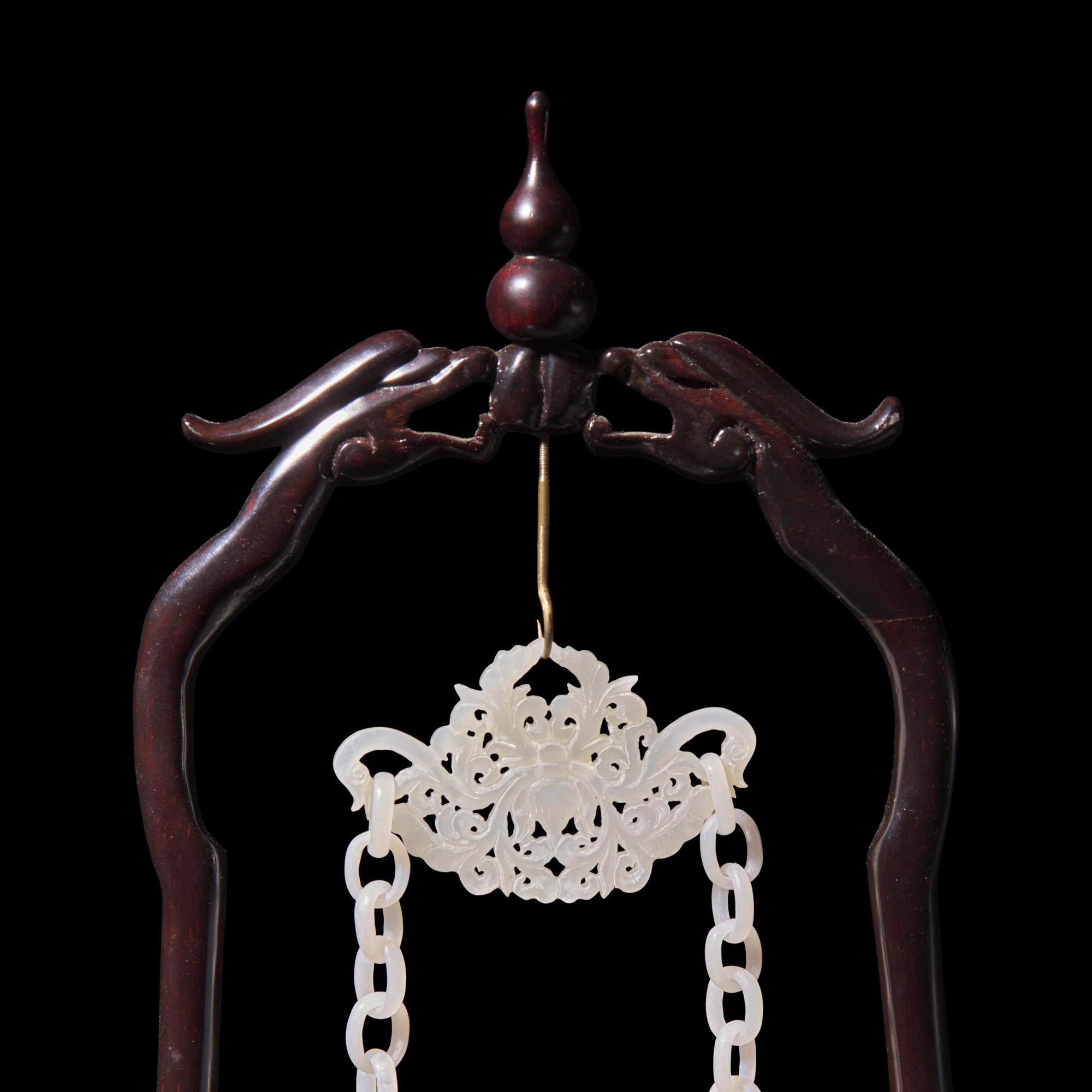 A Chinese Carved Jade Hanging Vase, 20th Century — 近代 花鳥紋玉鏈瓶