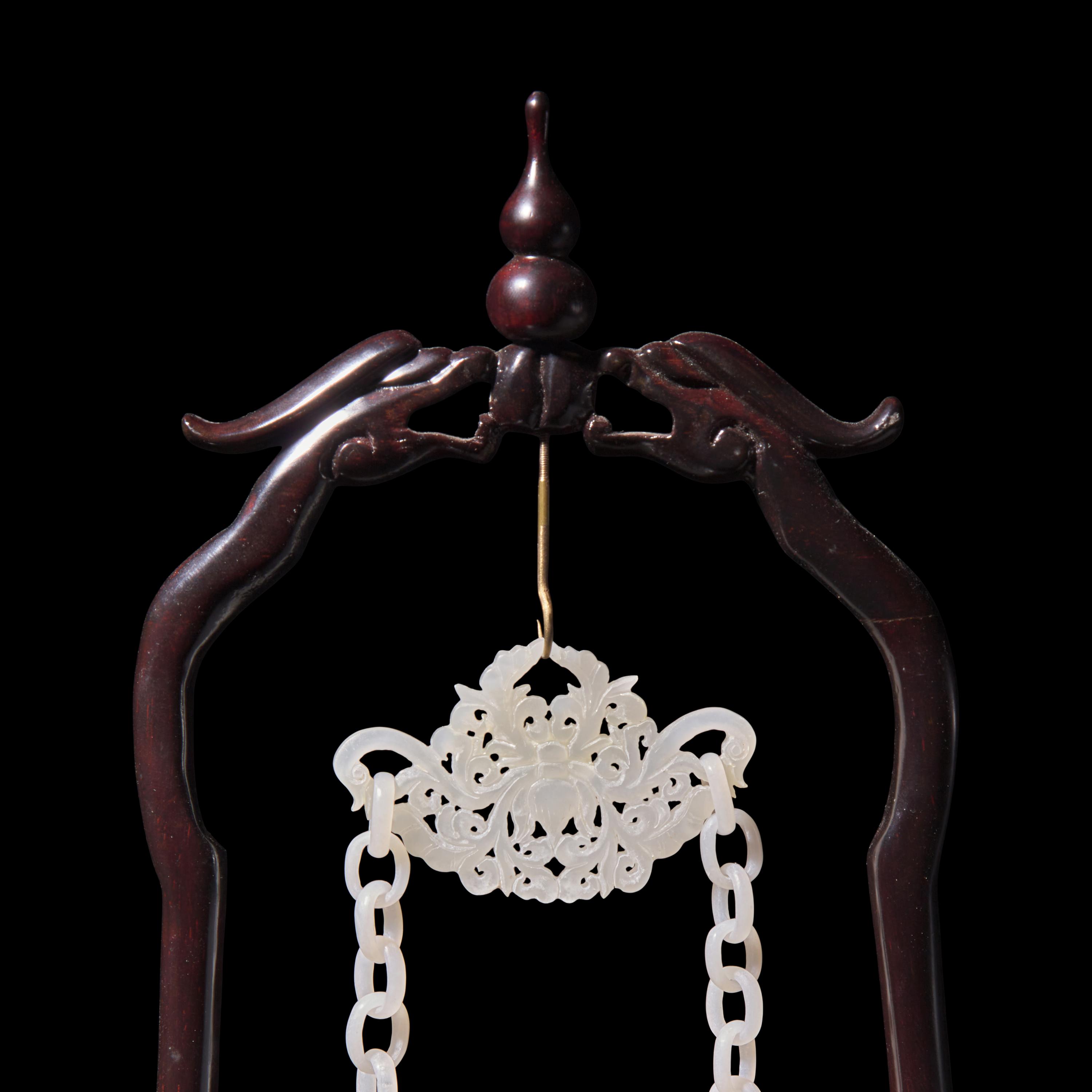 A Chinese Carved Jade Hanging Vase, 20th Century — 近代 花鳥紋玉鏈瓶