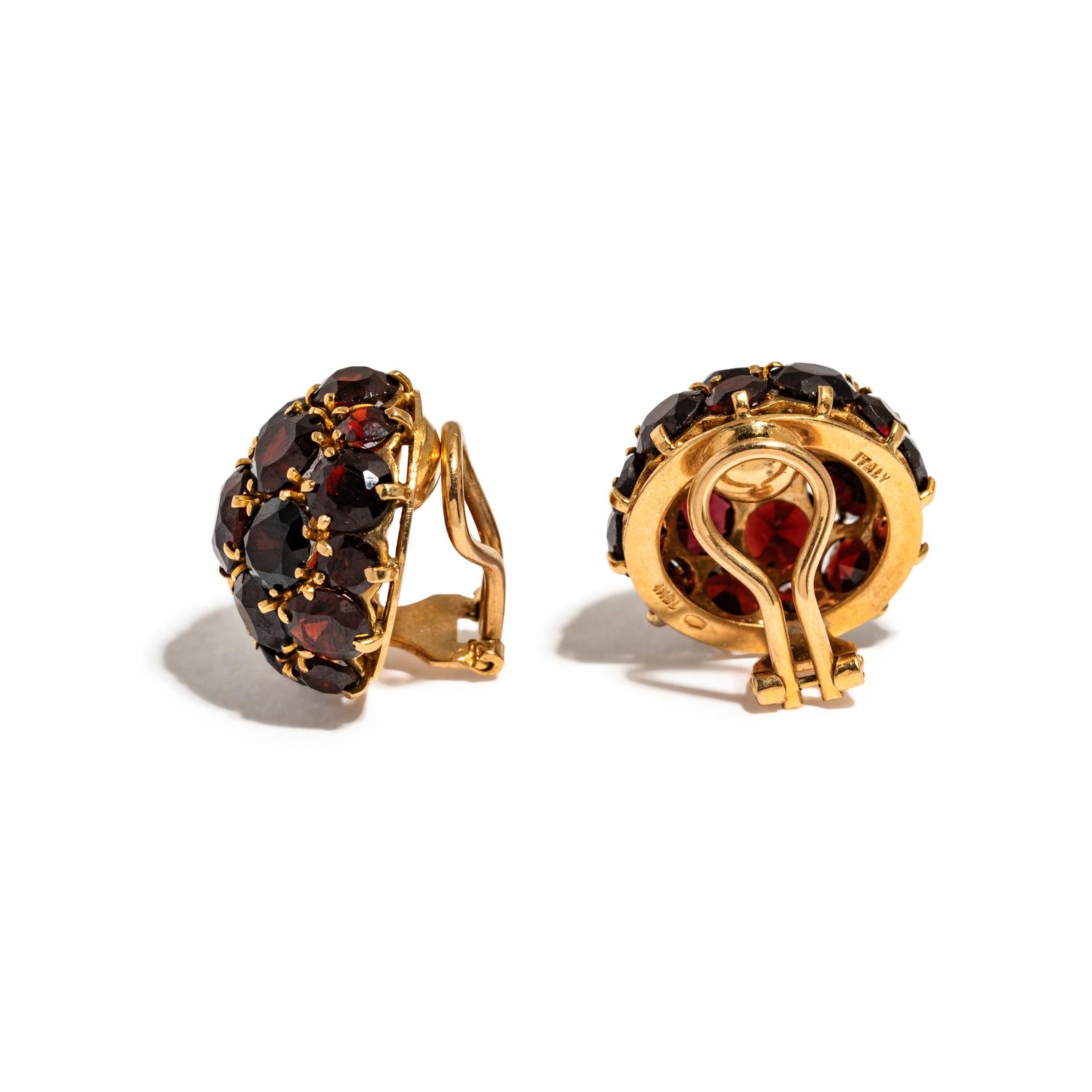 A COLLECTION OF YELLOW GOLD AND GARNET JEWELRY