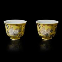 A Pair of Chinese Yellow Ground Porcelain Cups, 20th Century 近代 黃地墨彩花鳥圖盃一對