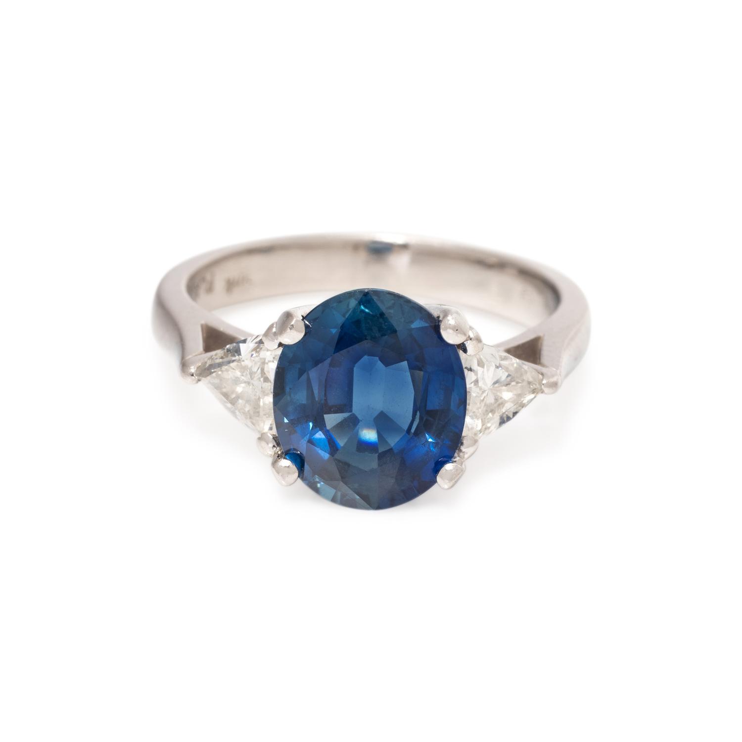 SAPPHIRE AND DIAMOND RING