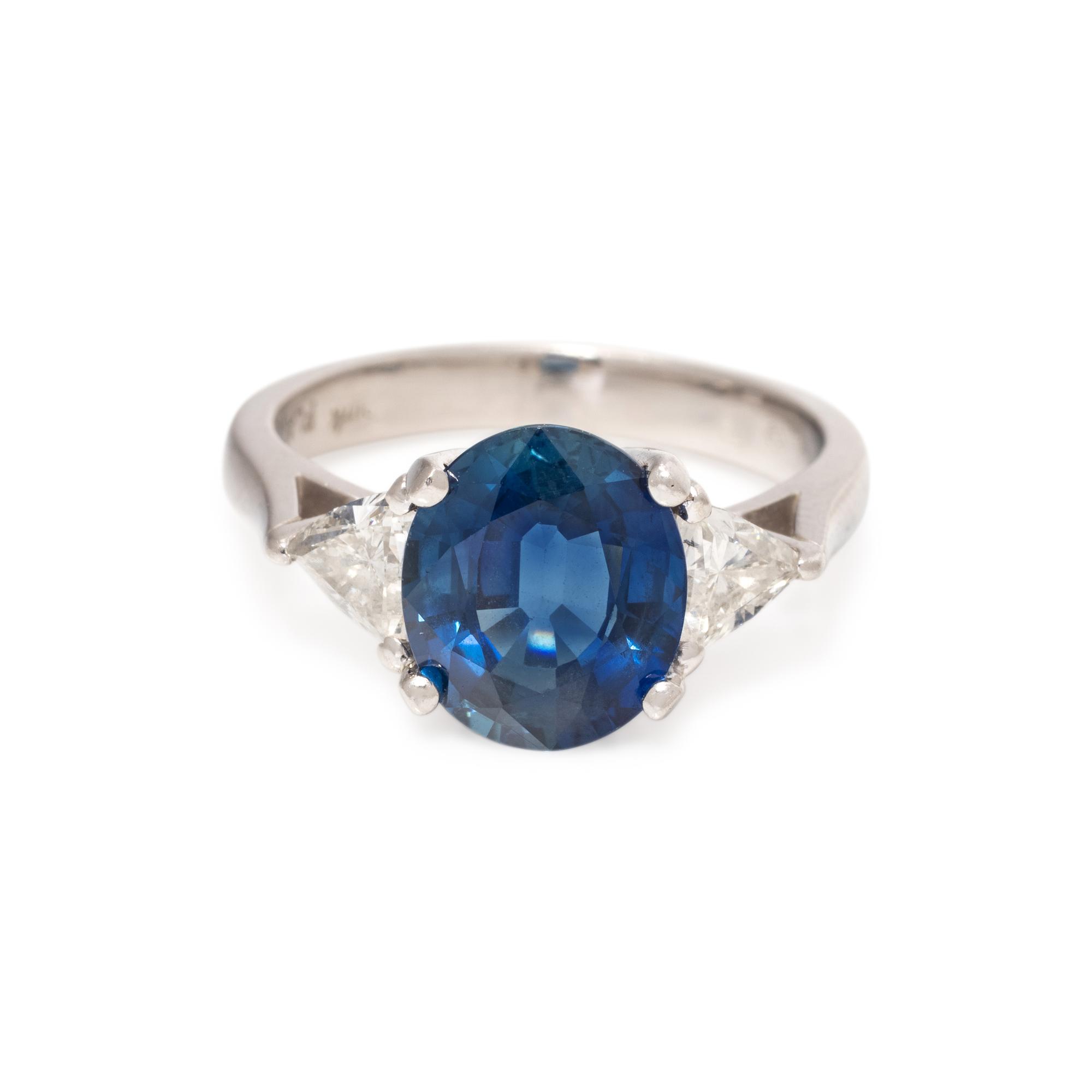 SAPPHIRE AND DIAMOND RING
