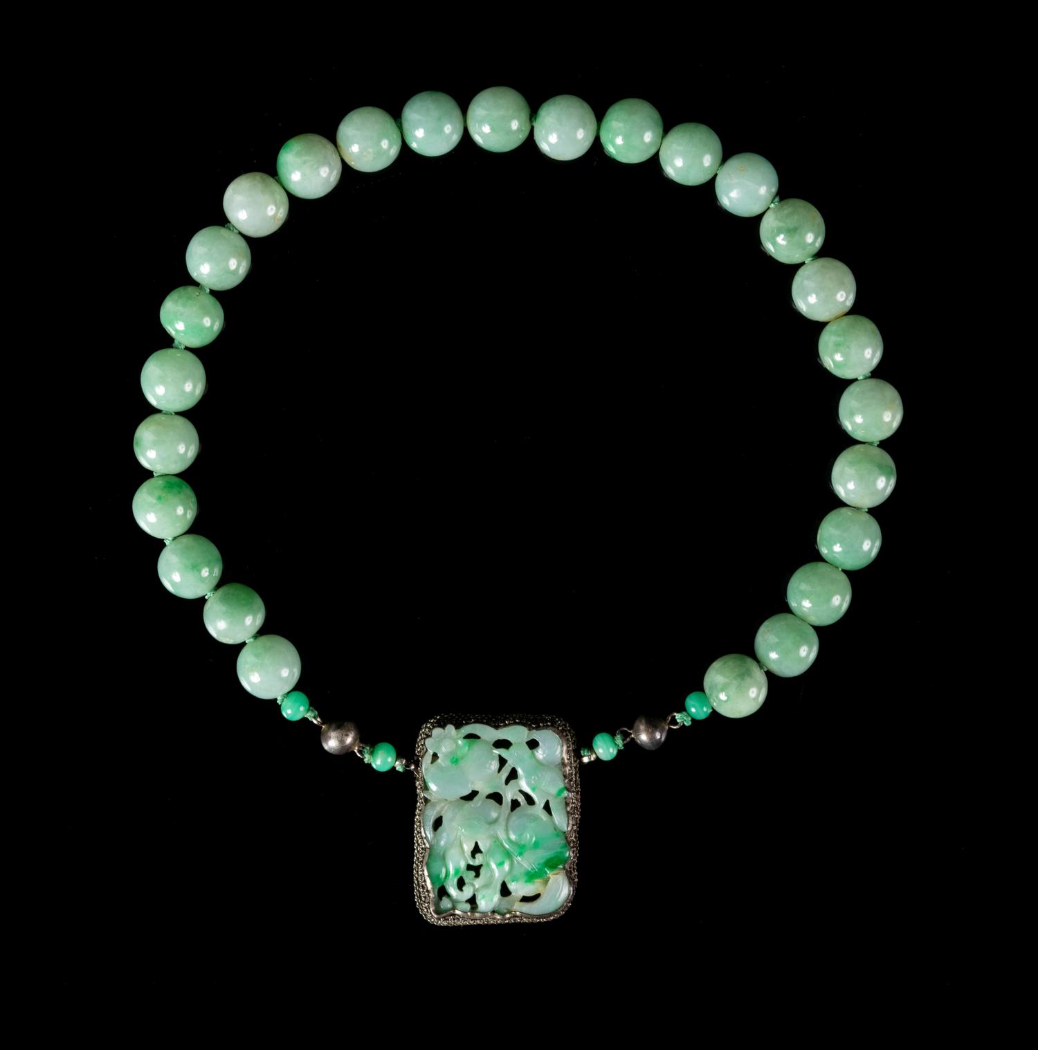 A Yellow Gold Mounted Apple Green and Celadon Jadeite Necklace