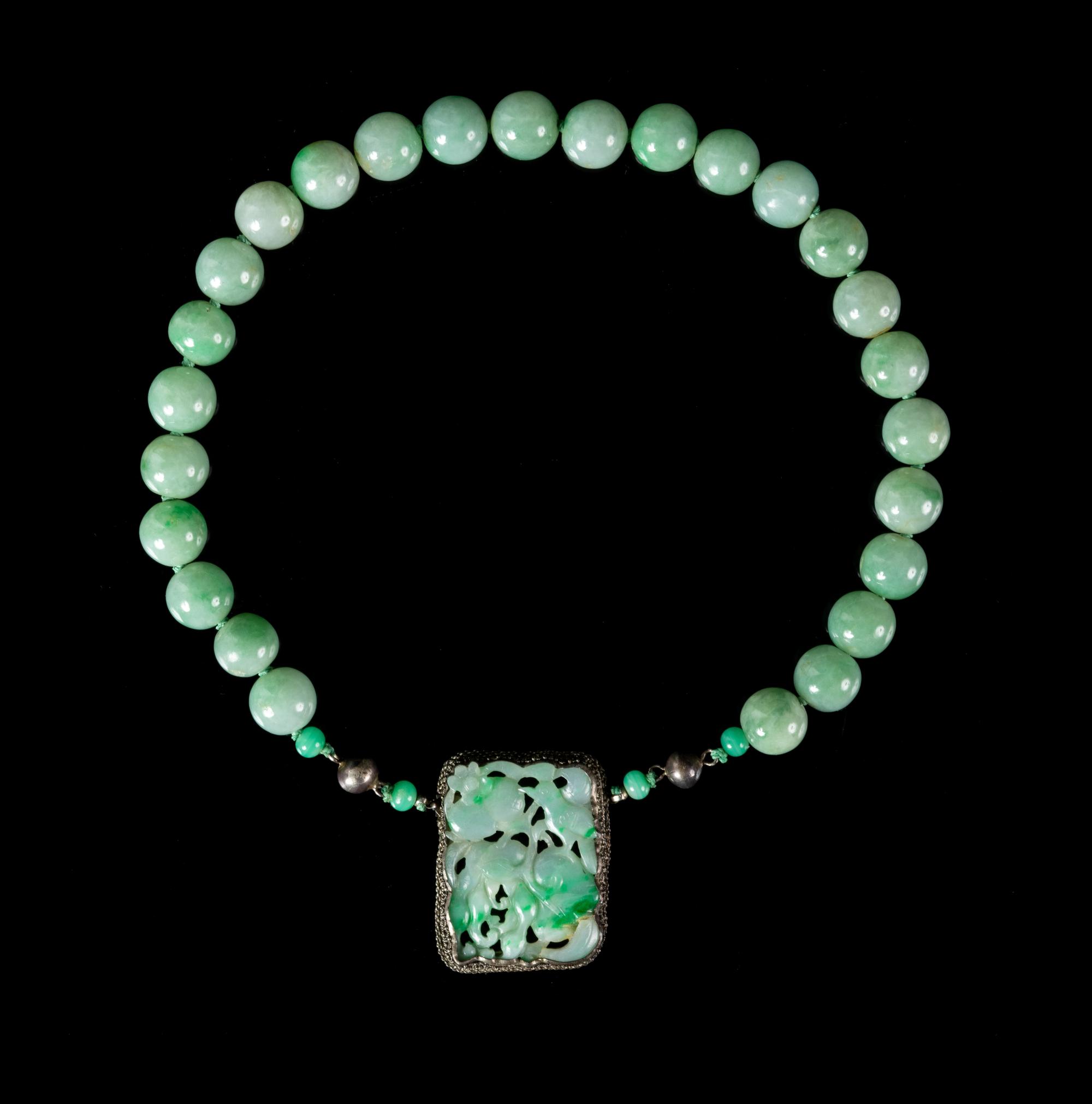 A Yellow Gold Mounted Apple Green and Celadon Jadeite Necklace