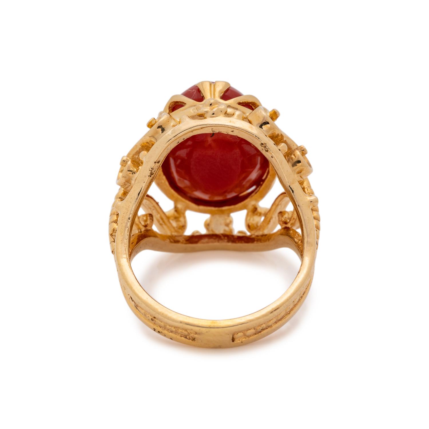 YELLOW GOLD AND CORAL RING