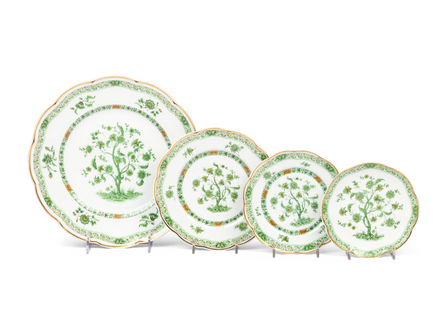 A Haviland Limoges Bonneval Porcelain Dinner Service