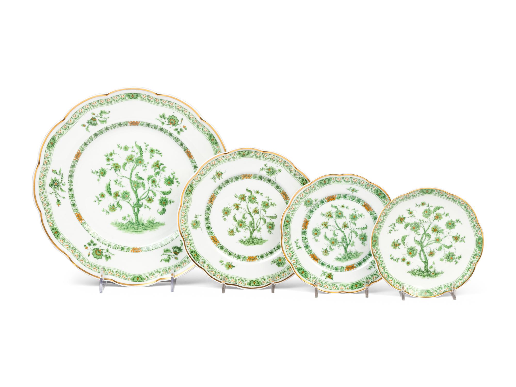 A Haviland Limoges Bonneval Porcelain Dinner Service
