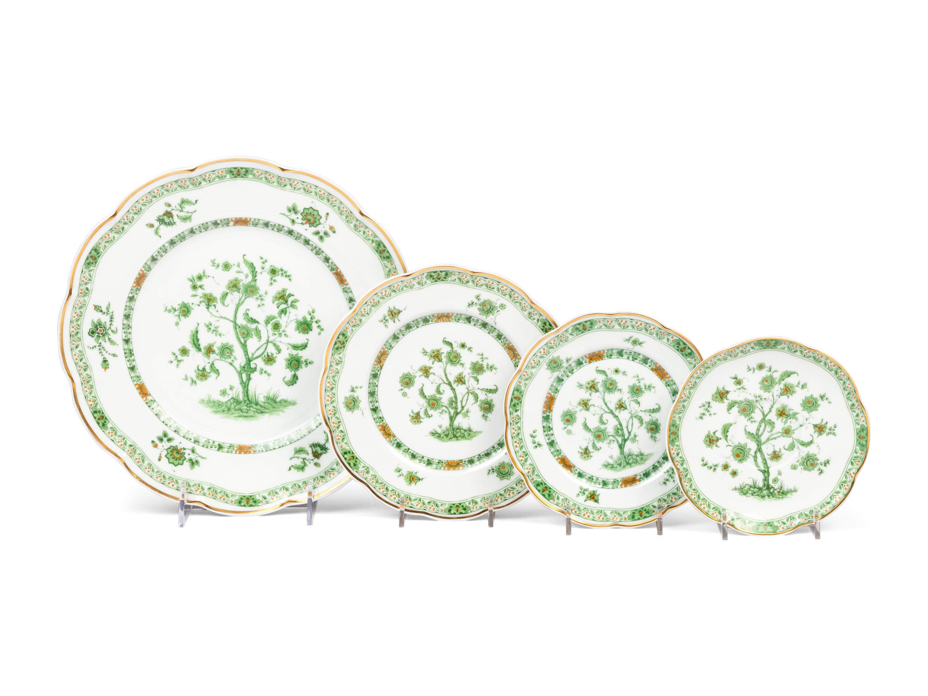 A Haviland Limoges Bonneval Porcelain Dinner Service