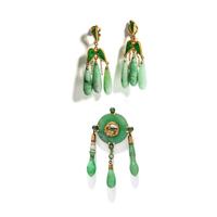 JADE AND YELLOW GOLD BROOCH AND EARRINGS