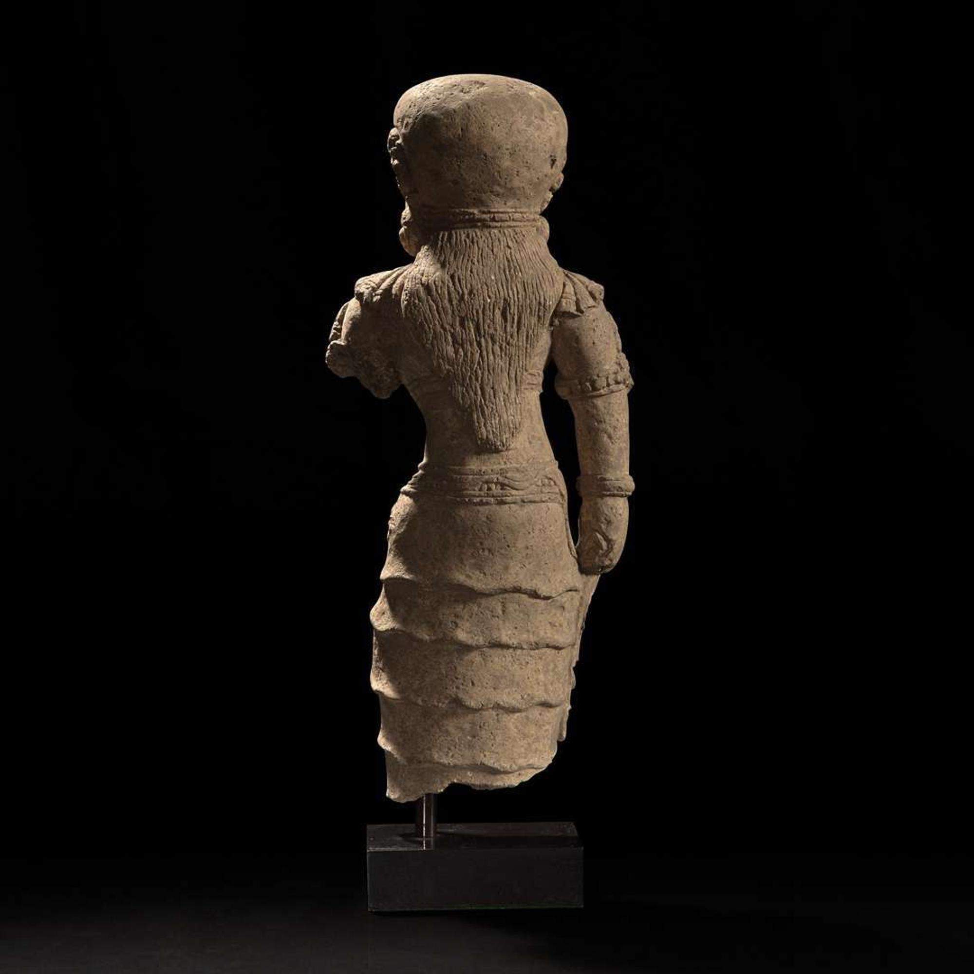 A Javanese terracotta figure of a female, possibly Majapahit 爪洼陶俑 或满者伯夷 13th-15th century ???????