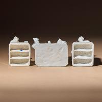 Three Chinese Blanc-de-Chine Porcelain Figural Group-Form Joss-Stick Holders, 17th Century — 清早期 德化白瓷塑人像香插三件