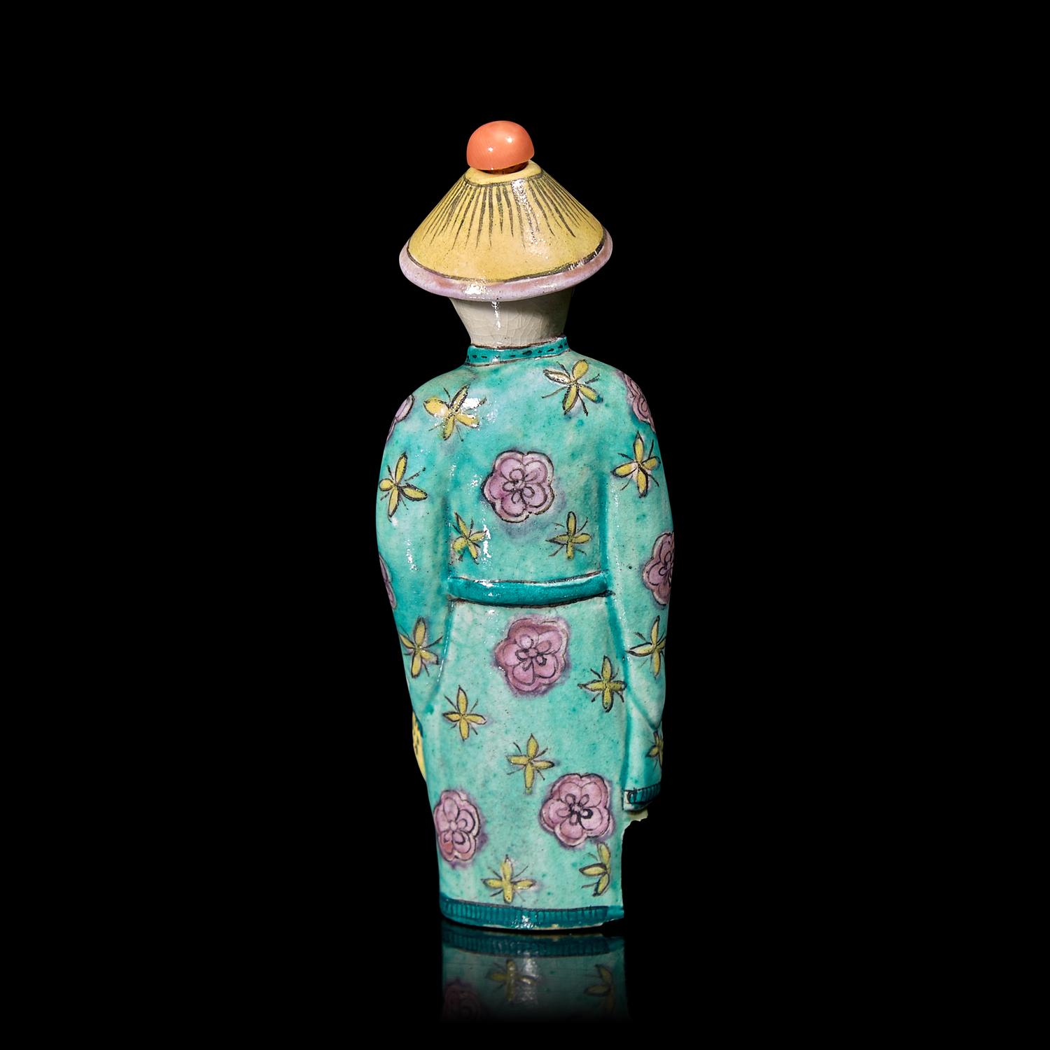 A Chinese Enameled Porcelain Figural Snuff Bottle 粉彩人物形鼻煙壺