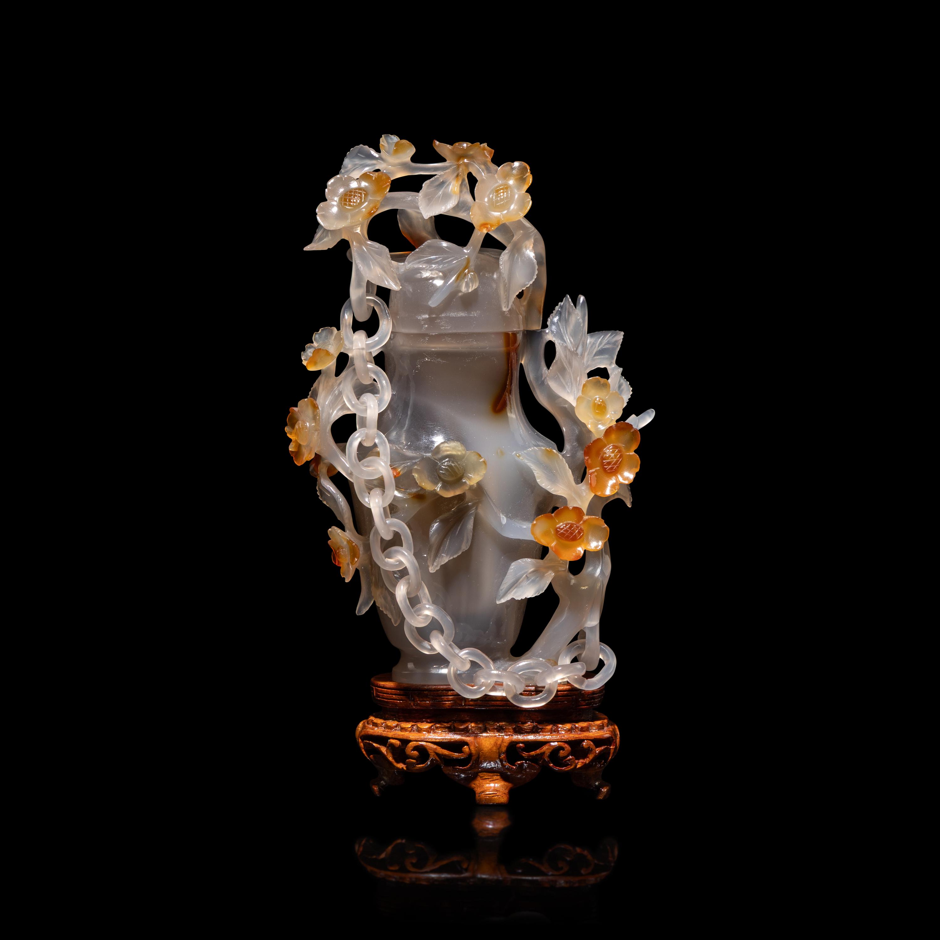 A Chinese Grey and Russet Agate Bottle Vase and Cover, 20th Century — 近代 灰瑪瑙巧雕帶鏈賞瓶