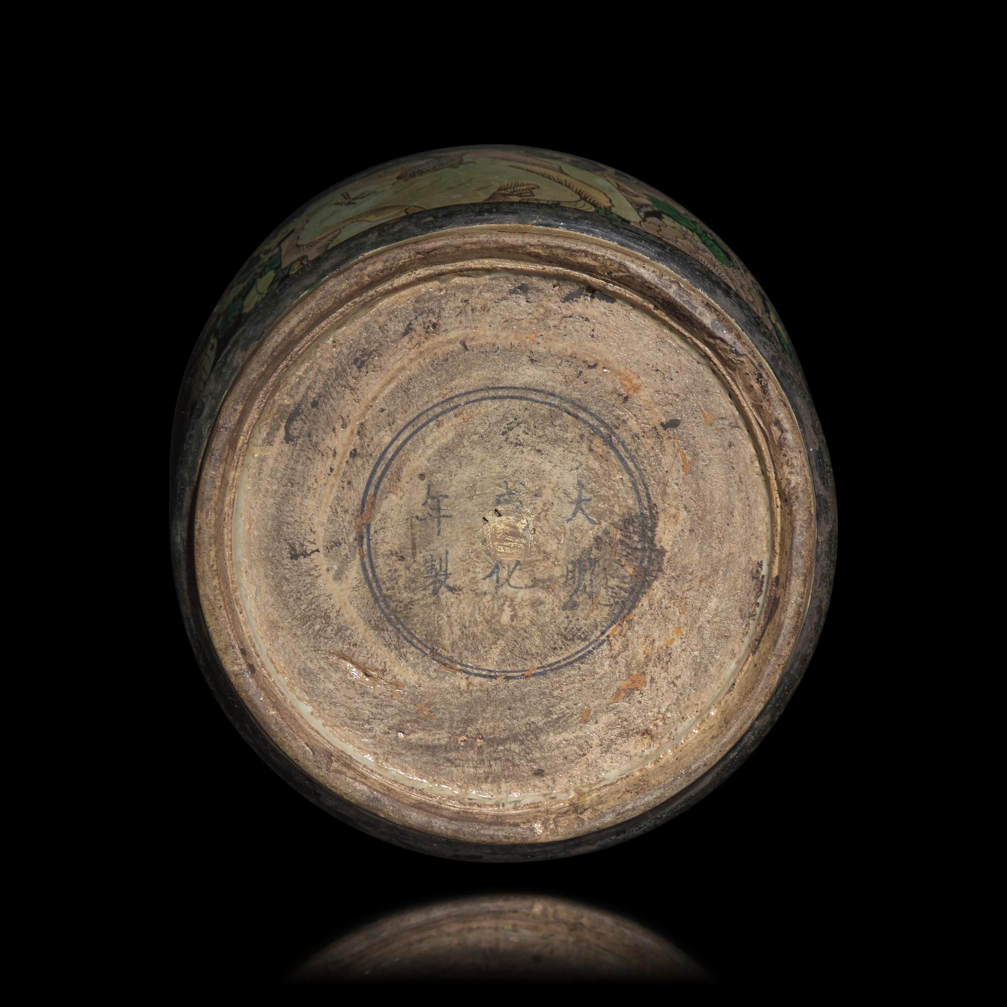 A Large Chinese Famille Noire Porcelain Yenyen Vase, Late 19th Century — 清晚期 素三彩大觀音瓶