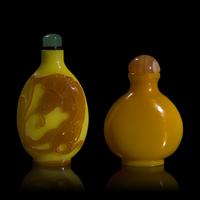 Two Chinese Yellow Glass Snuff Bottles, 19th-Early 20th Century 清末民國 黃琉璃鼻煙壺一組兩件