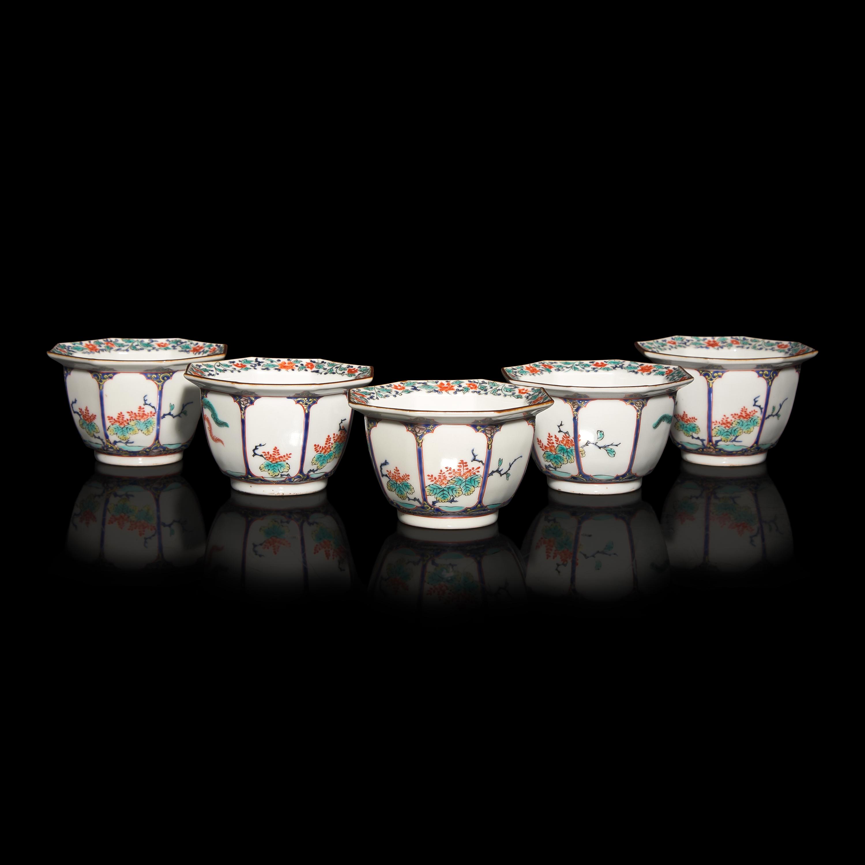 A Set of Five Japanese Kakiemon Porcelain Small Bowls, Circa 1670-1690 — 約1670-1690年 日本酒井田柿右衛門鳳紋八方小碗五件