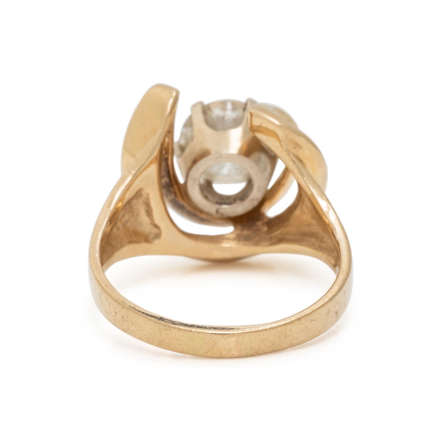 YELLOW GOLD AND DIAMOND RING