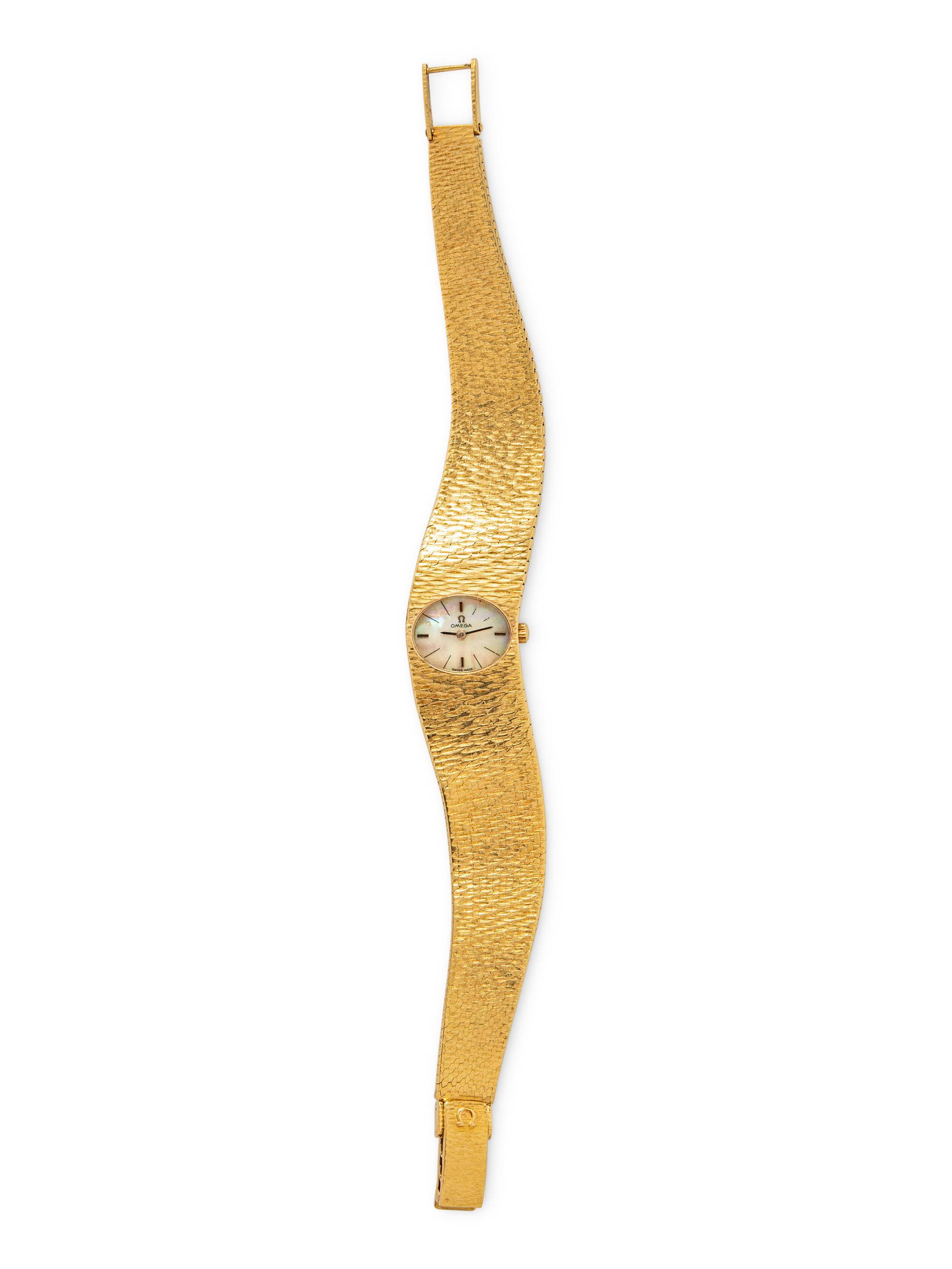 OMEGA, 18K YELLOW GOLD AND MOTHER-OF-PEARL WATCH
