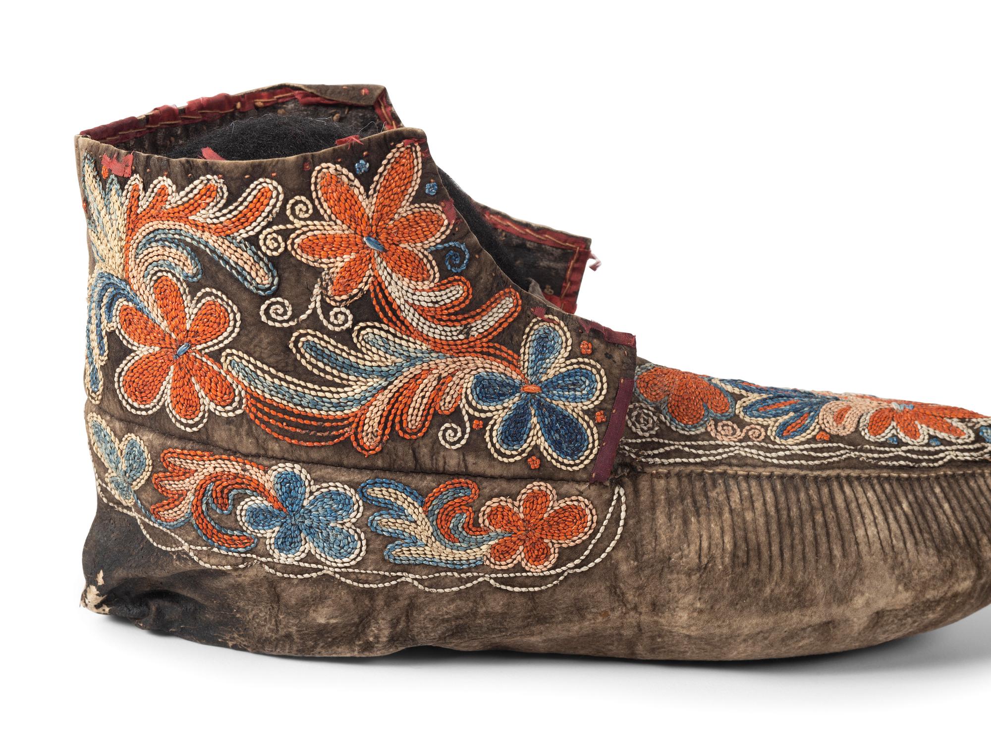 Huron Black-tanned Quilled Moccasin, Single