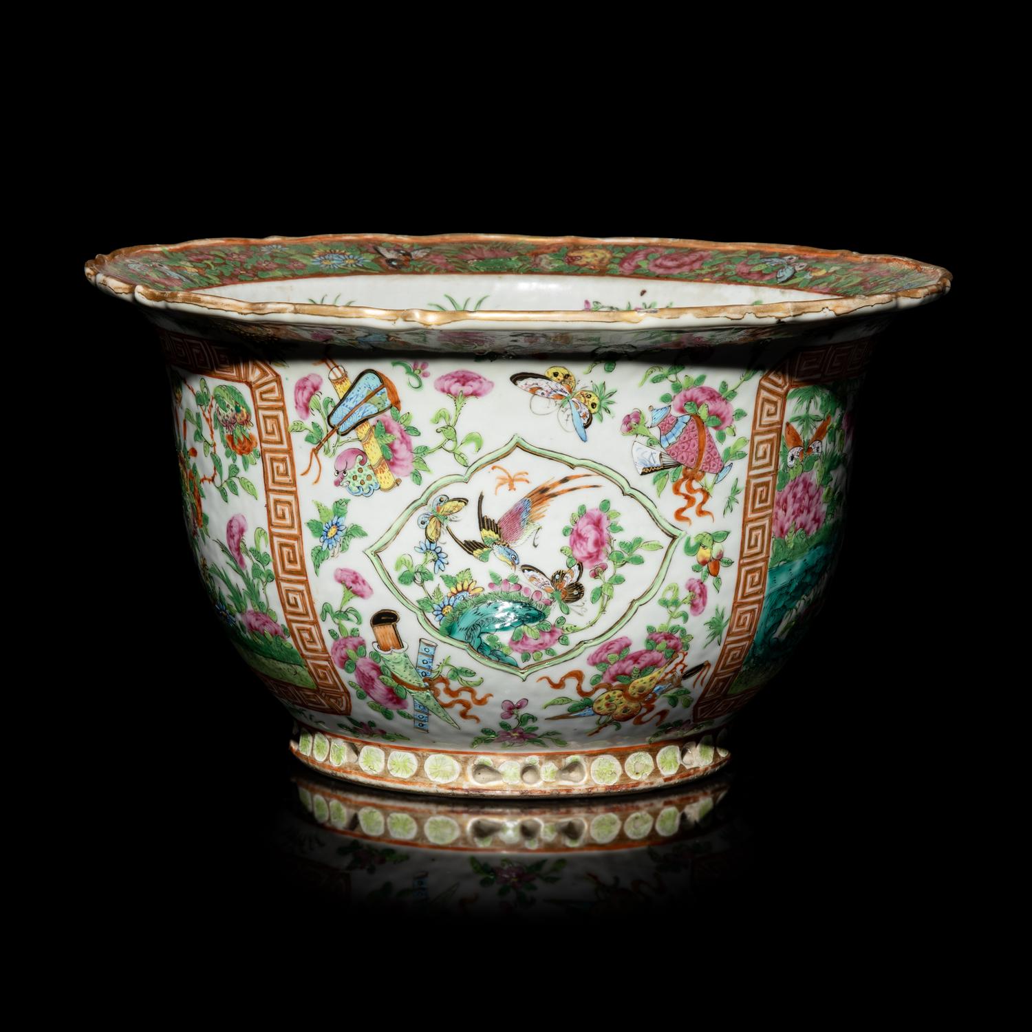 A Chinese Export Rose Medallion Jardinière, Second Half 19th Century 清晚期 廣彩花卉紋花盆