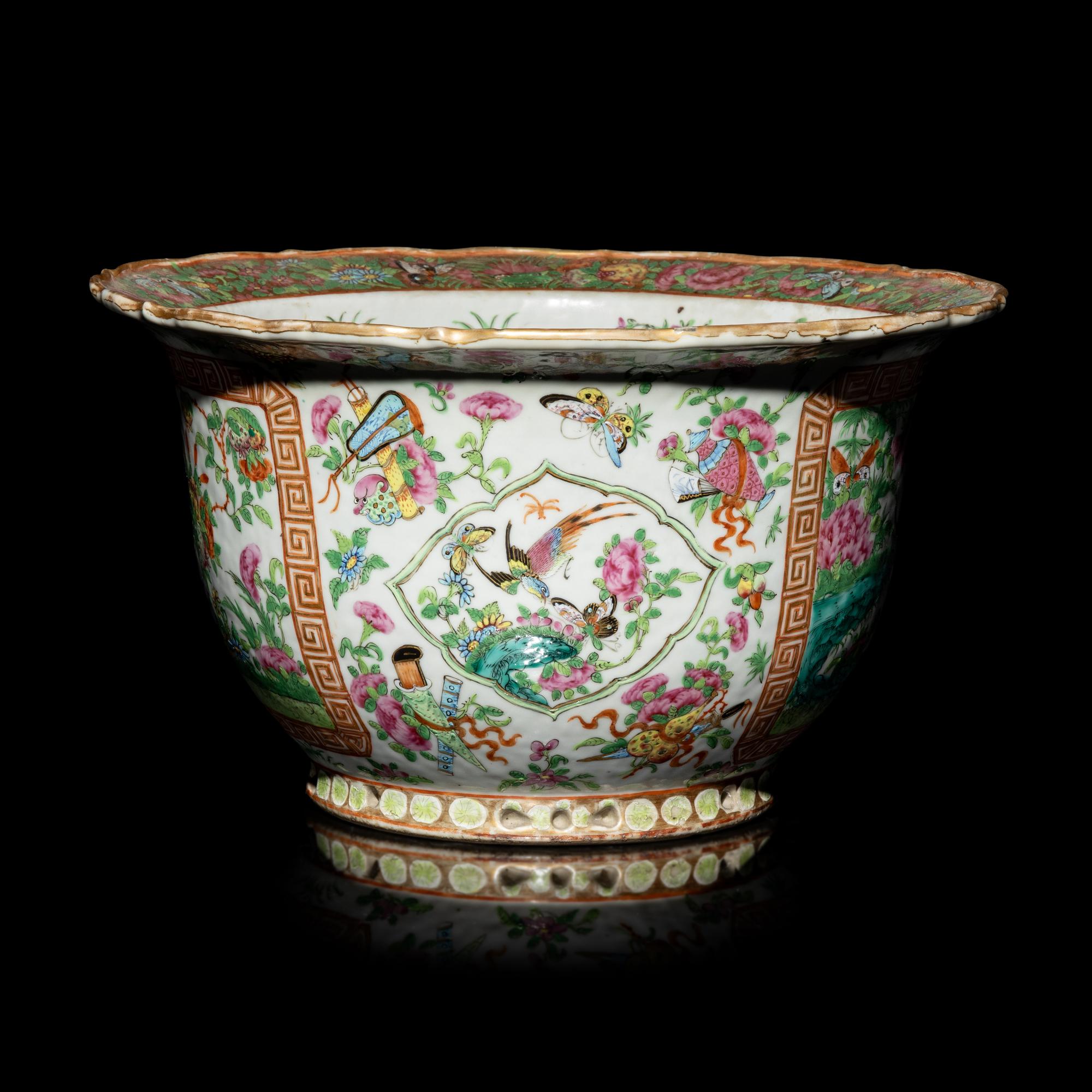 A Chinese Export Rose Medallion Jardinière, Second Half 19th Century 清晚期 廣彩花卉紋花盆