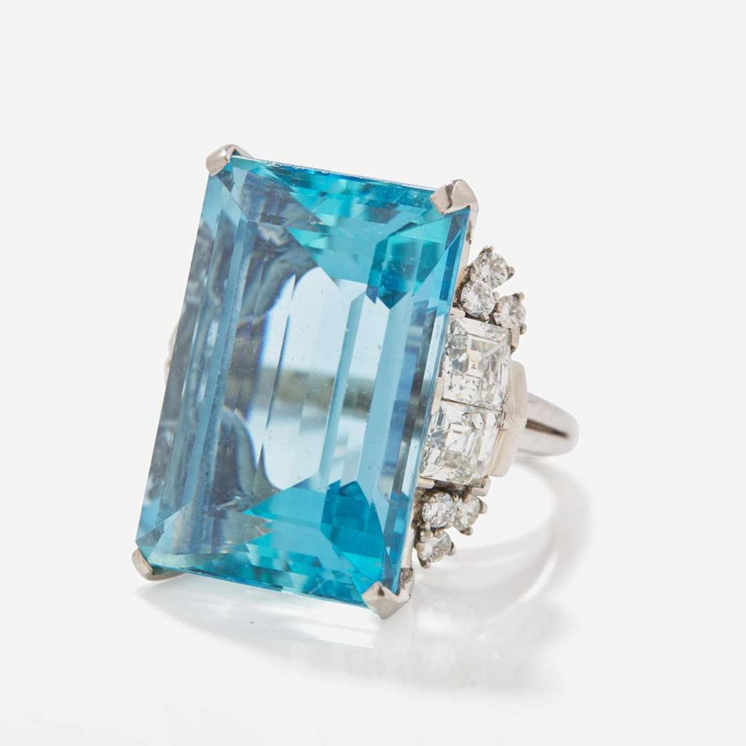 A Ladies Platinum and Aquamarine Diamond Ring
