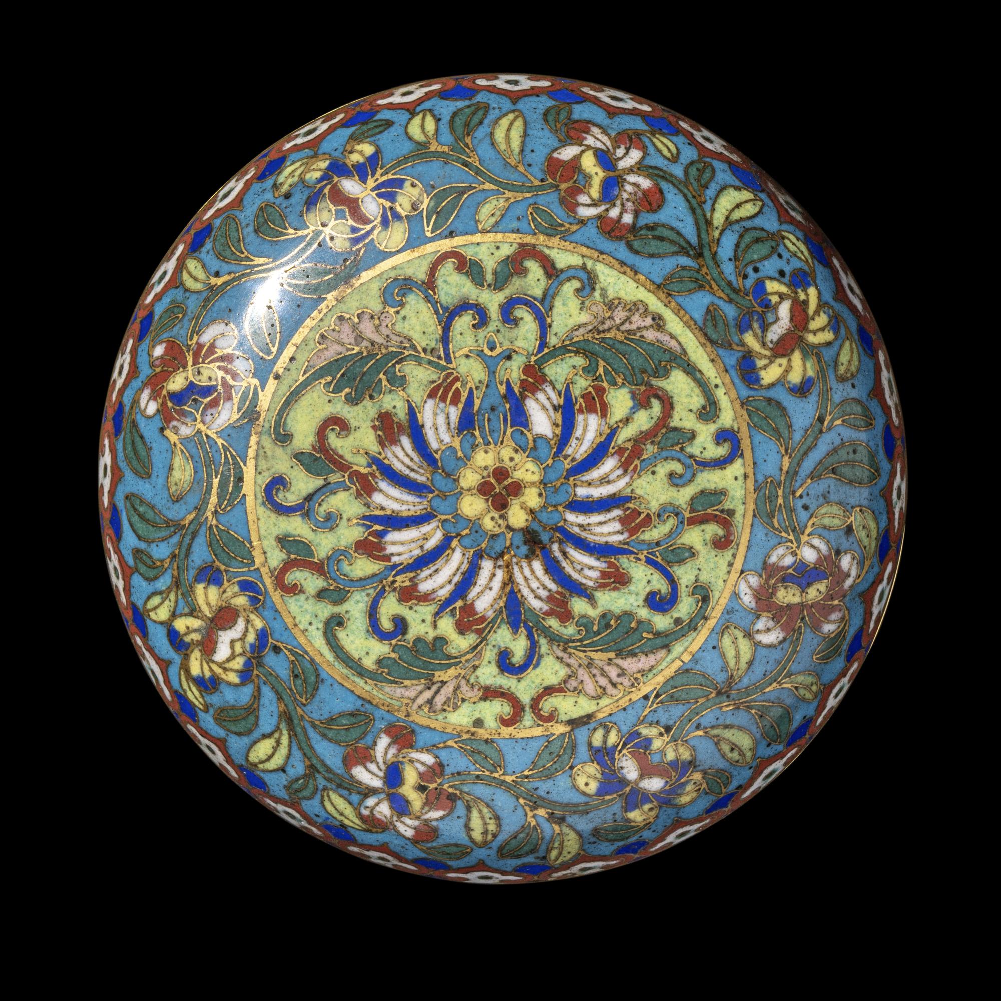 A Chinese Cloisonn é Enamel Covered Box