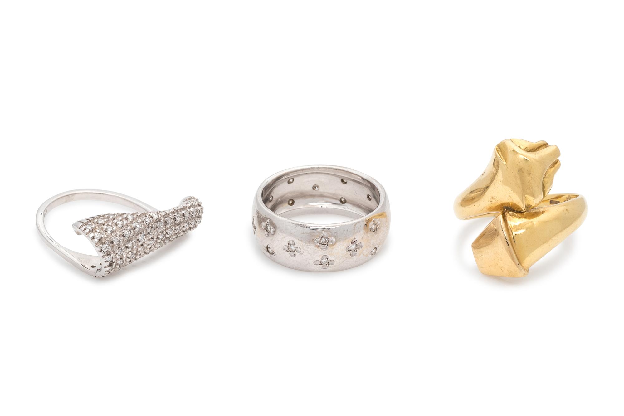 COLLECTION OF GOLD RINGS