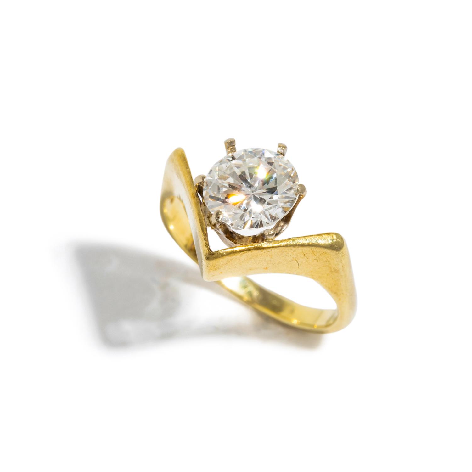 DIAMOND RING
