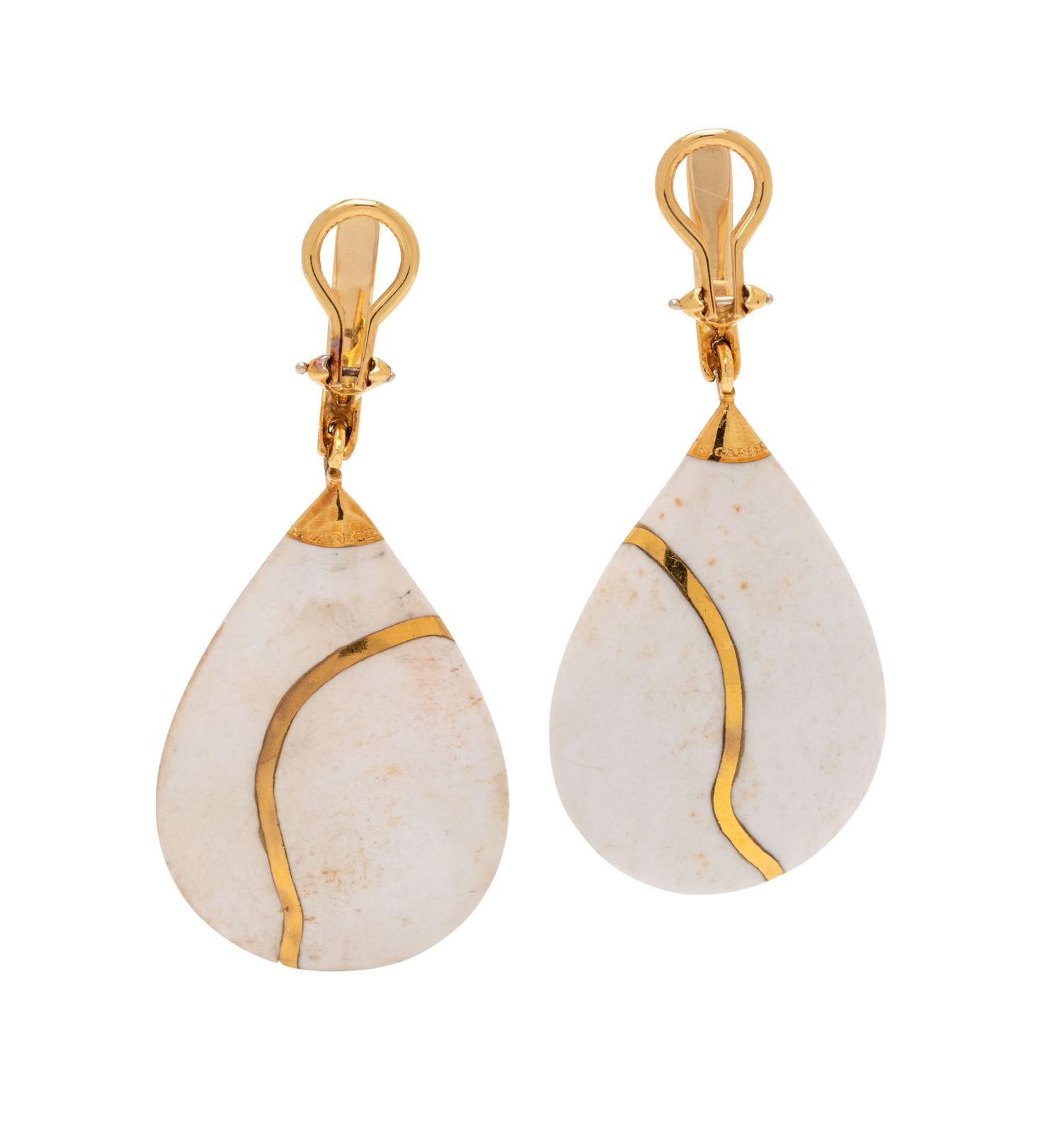 SYDNEY GARBER, YELLOW GOLD AND WHITE HARDSTONE EARCLIPS