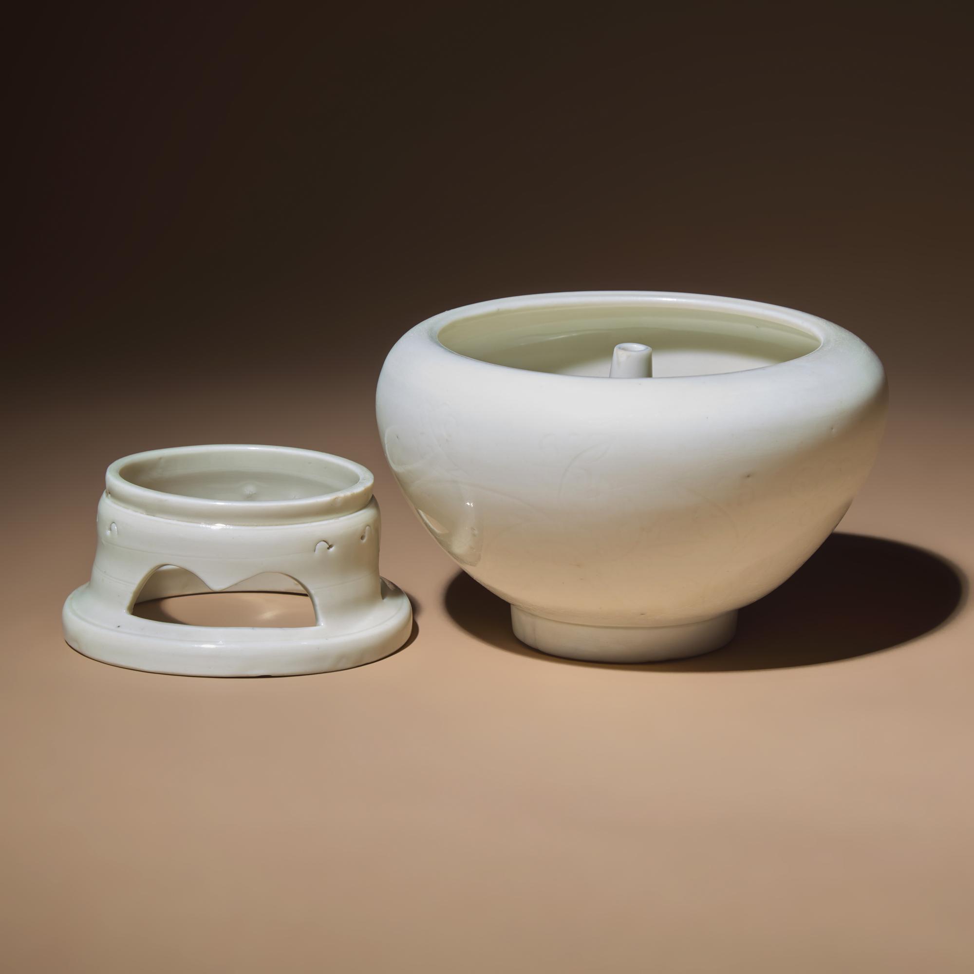 A Rare Chinese Blanc-de-Chine Porcelain Oil Lamp and Stand, Mid 17th-Early 18th Century — 清早期 德化白瓷暗刻花卉紋帶座油燈