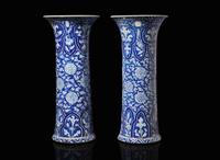 An associated pair of Chinese export blue and white porcelain large beaker vases, Kangxi period 外銷瓷青花花觚或一對 清康熙