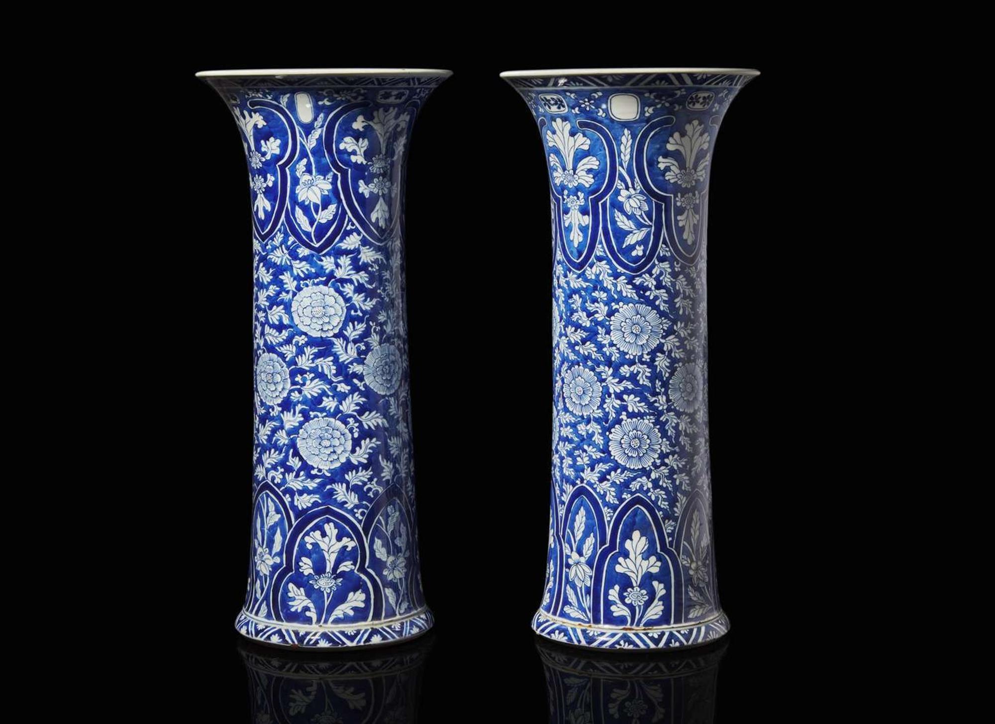 An associated pair of Chinese export blue and white porcelain large beaker vases, Kangxi period 外銷瓷青花花觚或一對 清康熙