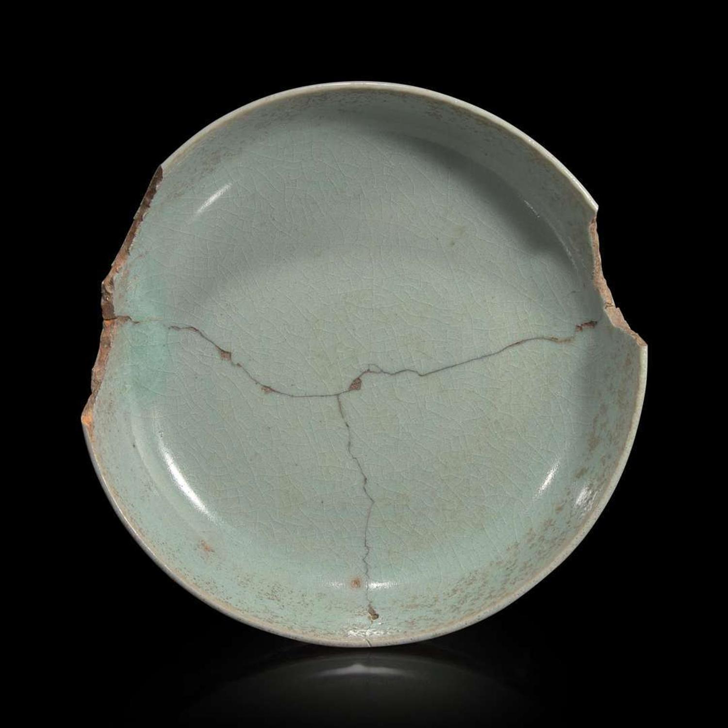 A Chinese Ru style pale blue-glazed dish or brushwasher 汝窑风格青瓷盘