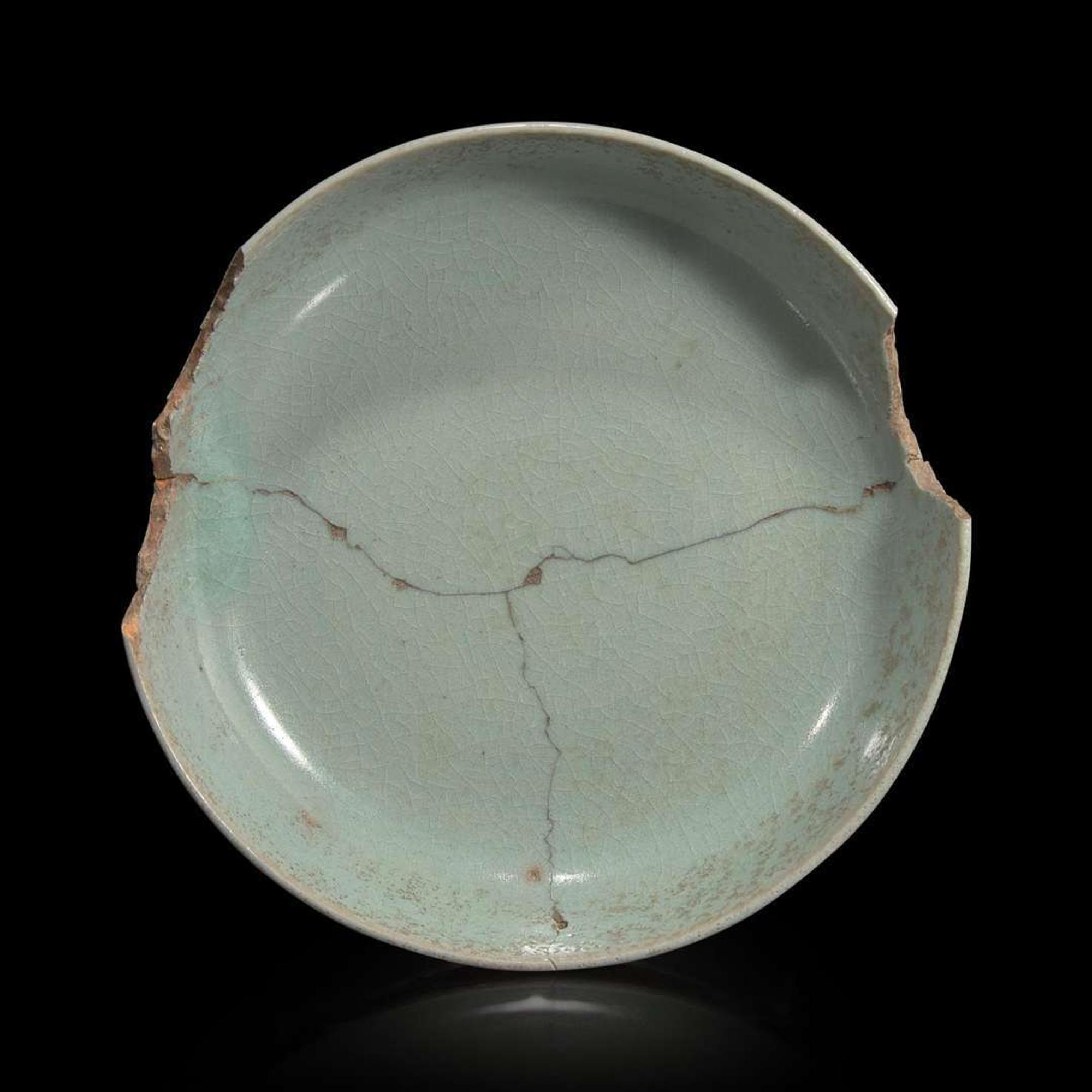 A Chinese Ru style pale blue-glazed dish or brushwasher 汝窑风格青瓷盘