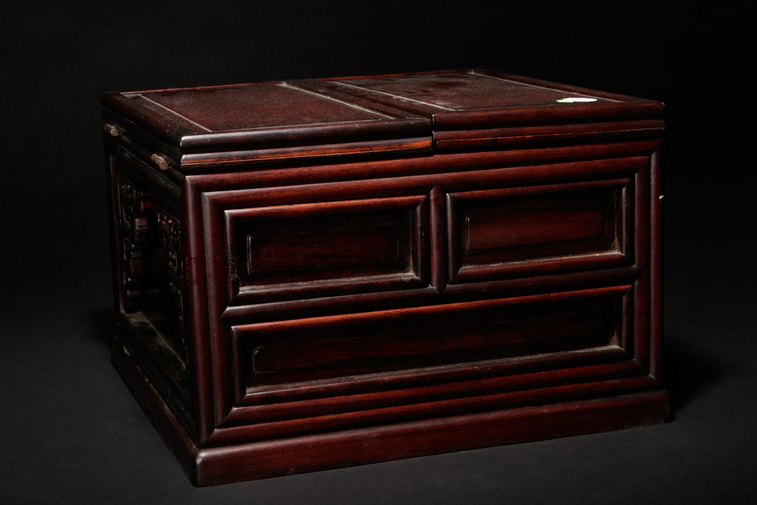 A Hongmu Dresser
