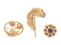 COLLECTION OF YELLOW GOLD BROOCHES