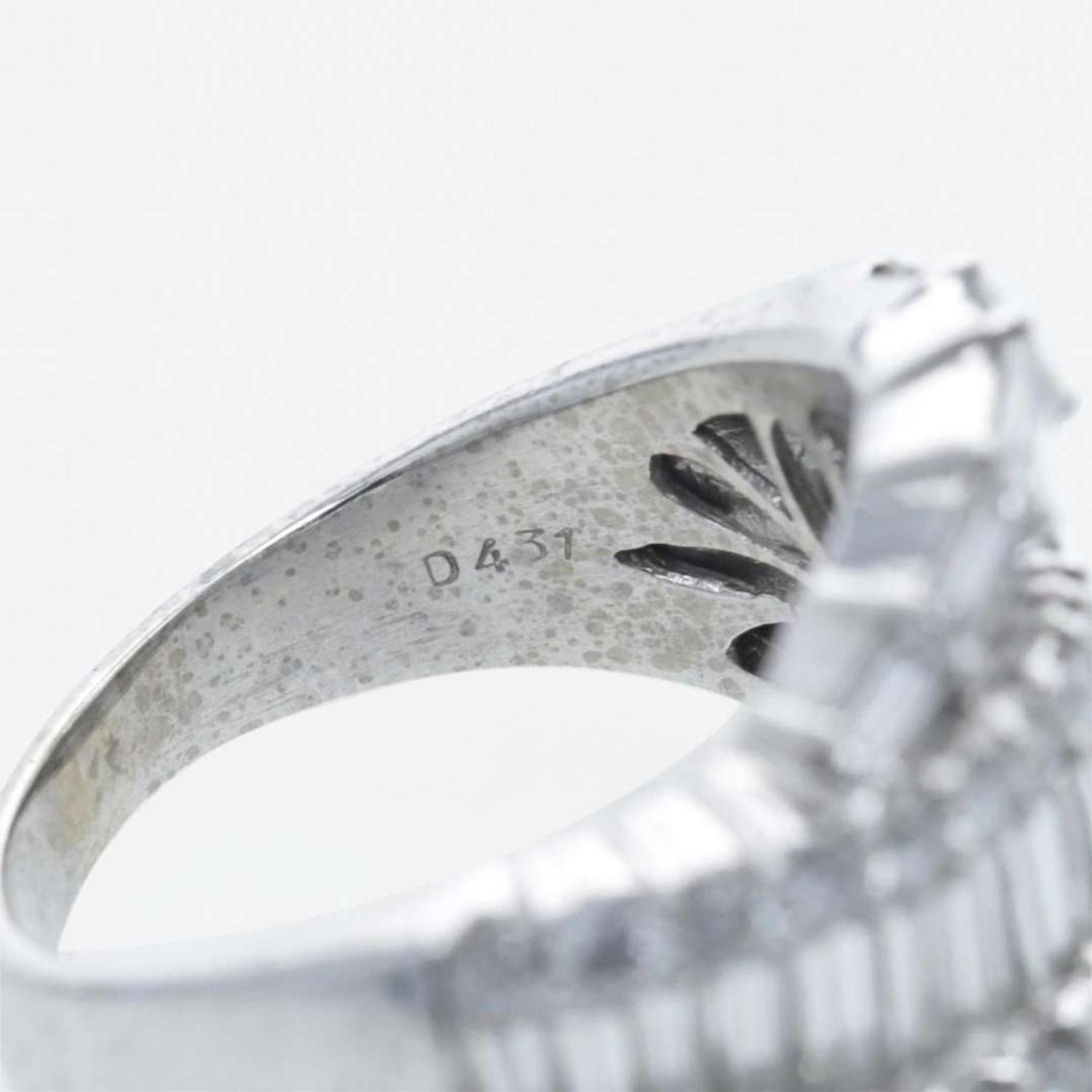 An 18K white gold and diamond ring