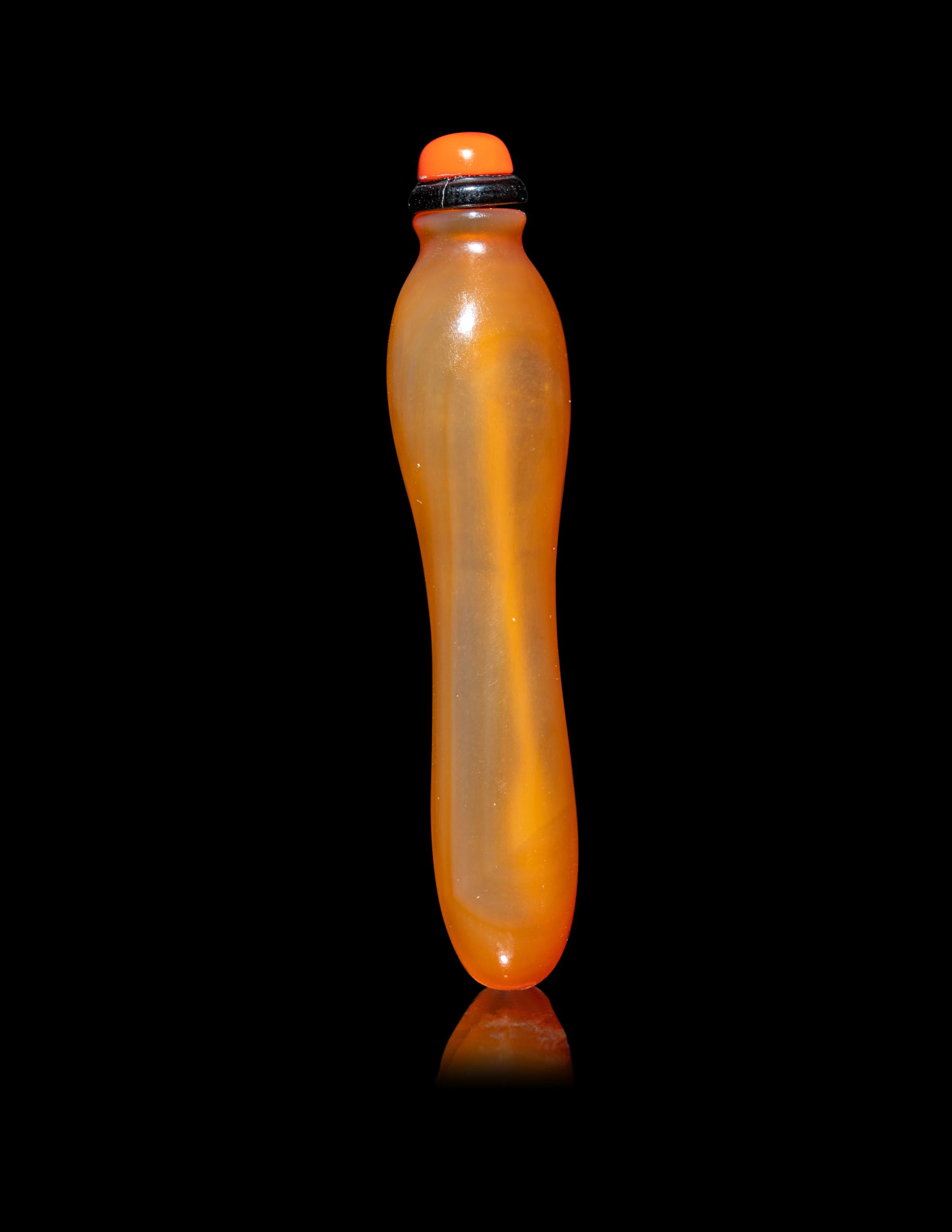 A Chinese Carnelian Agate Slender Gourd-Form Snuff Bottle