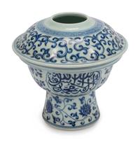 A Chinese Blue and White Porcelain Covered Water Pot