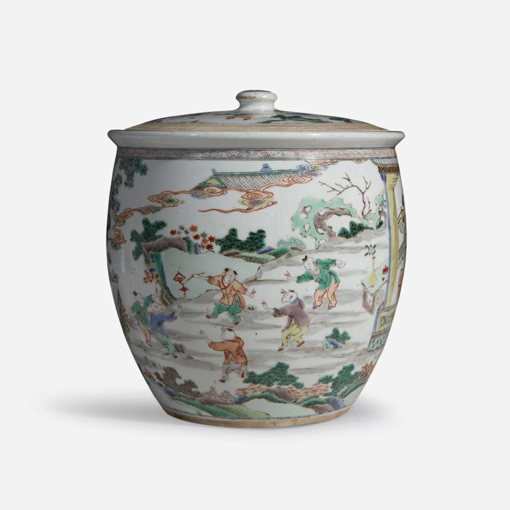 An unusual large Chinese famille verte-decorated porcelain jar and cover 五彩带盖大罐